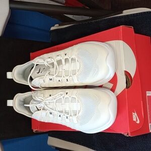 NEW Nike Air Max women's size 11